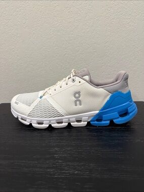 On Cloud Running Shoe in White & Blue Men’s Size 10.5 Training Shoes Workout